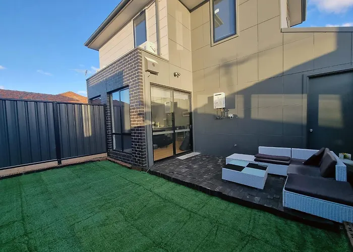 Rosie Townhouse - Modern Home In Sunshine