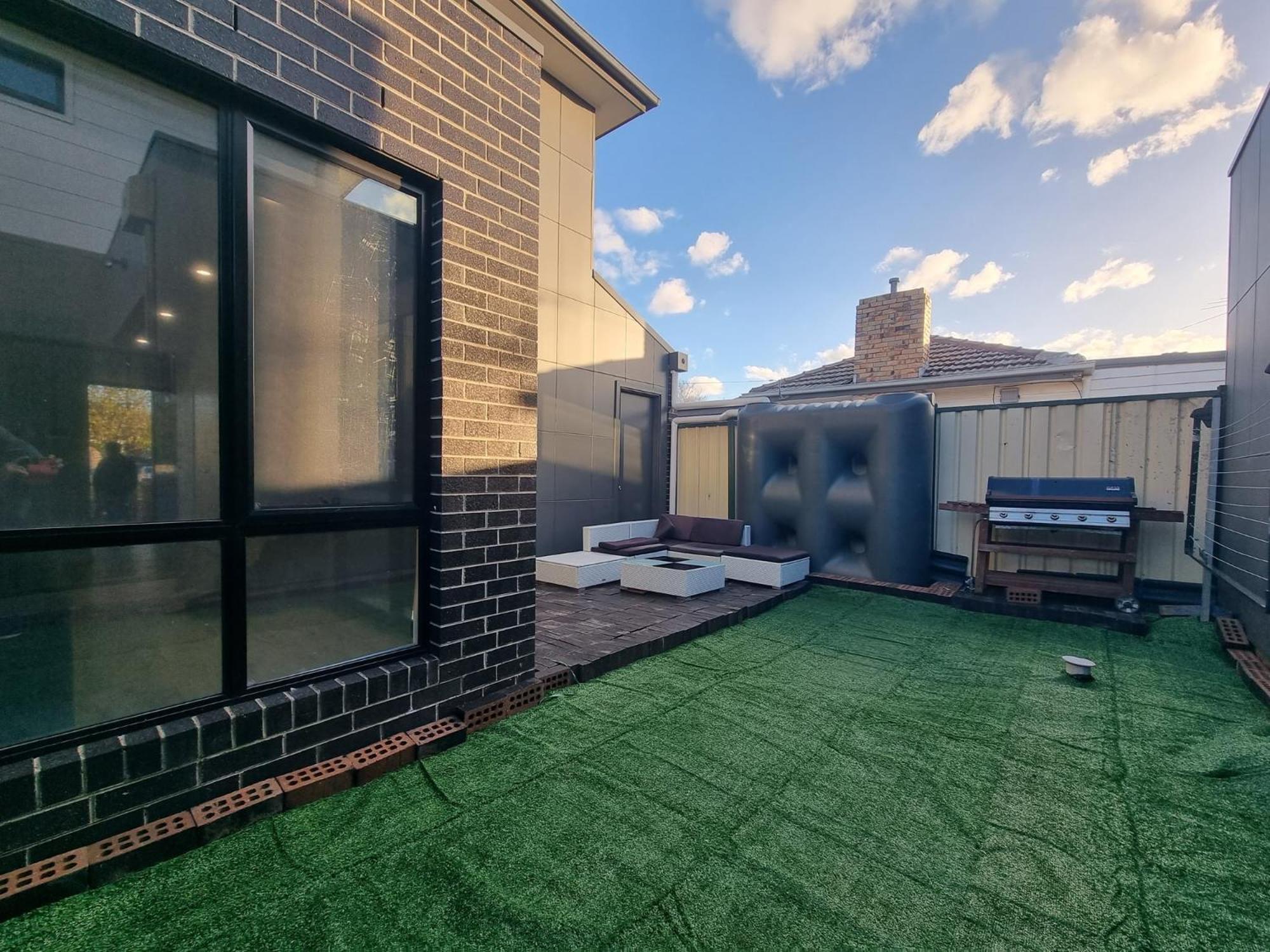 Rosie Townhouse - Modern In Sunshine